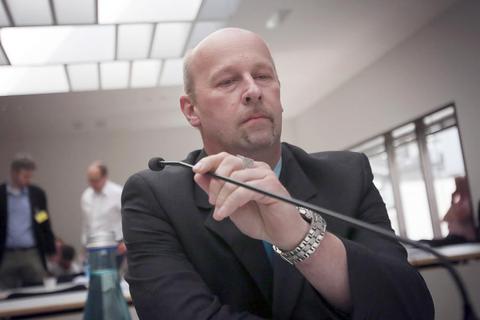 Der Zeuge Andreas Temme, ehemaliger Mitarbeiter des Verfassungsschutzes in Hessen, im Untersuchungsausschuss im Landtag in Wiesbaden. Foto dpa 