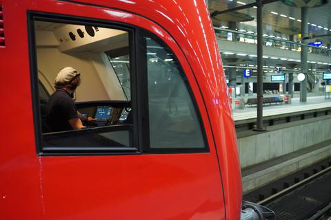 Der Lokführer eines Flughafen-Expresses bereitet sich im Berliner Hauptbahnhof auf seine Fahrt vor.   Foto: dpa