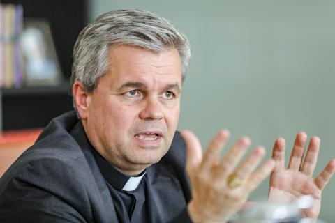 Generalvikar Weihbischof Dr. Udo Bentz hat für das Bistum Mainz eine Haushaltssperre angeordnet. Foto: Harlad KAster