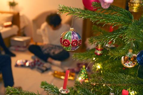Wenn an Weihnachten die Familie zusammenkommt, sollte in diesem Jahr besonders auf regelmäßiges Lüften geachtet werden.  Symbolfoto: dpa