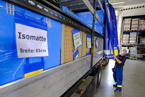 Der THW-Konvoi wird in Mainz-Weisenau für die Fahrt nach Griechenland gepackt. Foto: Sascha Kopp