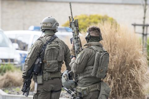 Beamte eines Spezialeinsatzkommandos (SEK) der Hessischen Polizei stehen am Einsatzort. Foto: dpa