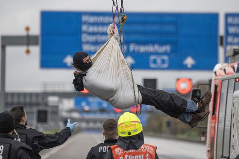 Demonstranten sorgten am 26. Oktober 2020 auf der A5 für eine Vollsperrung: Sie hängten sich per Seil an einer Autobahnbrücke fest. Nun erhebt die Staatsanwaltschaft Anklage gegen die Umweltaktivisten. Foto: dpa