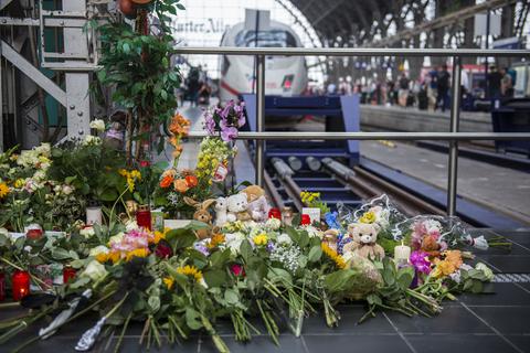 Blumen und Stofftiere in Gedenken an den getöteten Jungen am Frankfurt Hauptbahnhof in den Tagen nach der Tat. Archivfoto: Heike Lyding