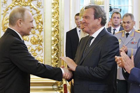 Moskau: Gerhard Schröder (r.), ehemaliger deutscher Bundeskanzler, gibt Wladimir Putin (l.), Präsident von Russland, bei dessen Amtseinführung im Kreml die Hand. Foto: dpa