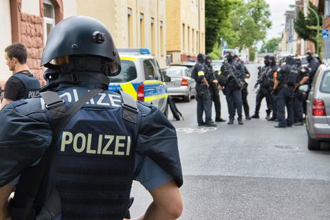 Schwer bewaffnete Polizisten sichern die Erzbergstraße im Frankfurter Stadtteil Griesheim. Zeugen hatten hier zuvor mehrere Schüsse gehört.  Foto: 5vision.media