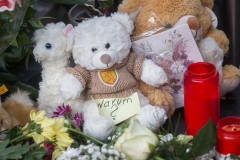 Blumen und Kerzen am Bahnsteig 7 im Frankfurter Hauptbahnhof. Ein achtjähriger Junge ist am Tag zuvor im Frankfurter Hauptbahnhof von einem Mann vor den einfahrenden ICE gestoßen und getötet worden. Foto: dpa