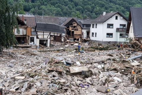 Ein Mann steht im Dorf Schuld im Kreis Ahrweiler nach dem Unwetter mit Hochwasser in den Schuttbergen. Foto: dpa