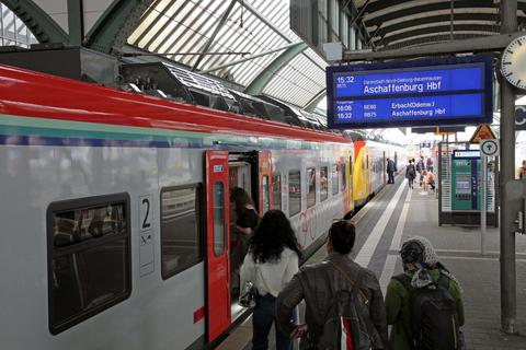 Reisende am Bahnsteig am Hauptbahnhof in Darmstadt.