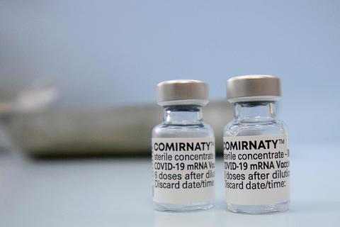 Fläschchen mit dem Biontech-Impfstoff Comirnaty stehen auf einer Theke in einer Hausarztpraxis. Foto: dpa/Paul Zinken