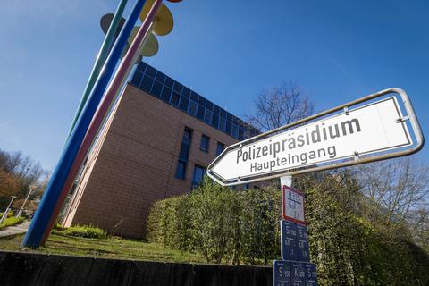 Nach Verleumdungs- und Mobbingvorwürfen laufen gegen sechs Beamte im Polizeipräsidium Südhessen Ermittlungen, in vier Fällen ist ein Disziplinarverfahren eingeleitet worden.
