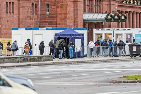 Schlange stehen für den Bürgertest: Eine Situation, wie am Vorplatz des Hauptbahnhofs, ist an vielen Stellen zu beobachten. Foto: René Vigneron