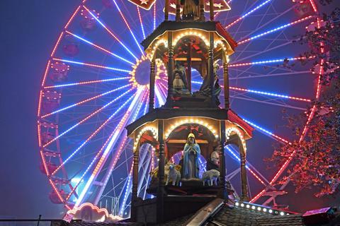 Das Riesenrad der Wormser Firma Göbel und die zwölf Meter hohe Weihnachtspyramide sind die weithin sichtbaren Highlights des Ludwigshafener Weihnachtsmarktes. © Ben Pakalski/pakalski-press