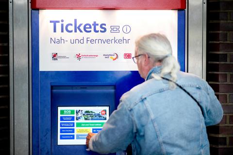 Ein Mann zieht sich ein Ticket am Fahrkartenautomat. Zur Einführung des 9-Euro-Tickets hatte mancher Experte mit einem Ansturm gerechnet. In der Region war das so nicht der Fall. Hier rechnet man mit einer großen Nachfrage vor allem an Wochenenden und Feiertagen. Foto: dpa