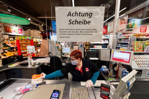 Die einen sind in Kurzarbeit, die anderen haben alle Hände voll zu tun: Supermärkte suchen zurzeit dringend Personal. Foto: dpa