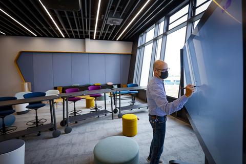 Im Meeting Room bringt Projektleiter Hagen Mörbel das Smart-Working-Konzept auf den Punkt: maximale Flexibilität und Kommunikativität, hoher Wohlfühlfaktor. Foto:Sascha Kopp