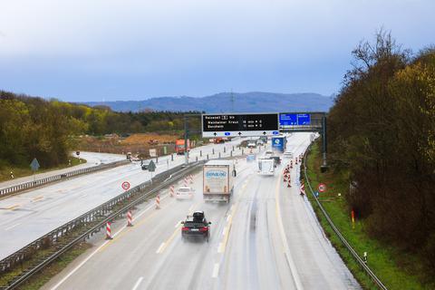 Abschnittweise ist es bereits erfolgt, nun soll die Autobahn A67 – hier bei Griesheim – auf über 42 Kilometer Länge zwischen Mönchhofdreieck und Lorsch beschleunigt auf sechs Fahrstreifen erweitert werden.