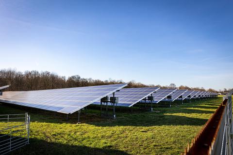 Mit Freiflächen-Photovoltaik-Anlagen wie dieser will die Ampel-Koalition in Rheinland-Pfalz die selbst gesteckten Klimaziele erreichen.