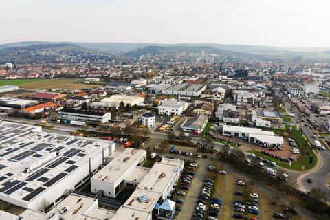 Der verrgangene Konjunkturbericht der IHK Darmstadt vom Herbst 2022 zeichnete ein dÃ¼steres Bild, jetzt geht es wieder leicht aufwÃ¤rts - hier der Blick auf das Industrie- und Gewerbegebiet Nord in GroÃŸ-Ustadt. Foto: Guido Schiek / VRM Bild