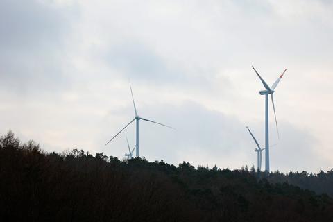 Was ist mit Windkraft mÃ¶glich - ein Sammler aus SÃ¼dhessen. Hier Windraeder am Hainhaus im Odenwald. Foto: Guido Schiek / VRM Bild