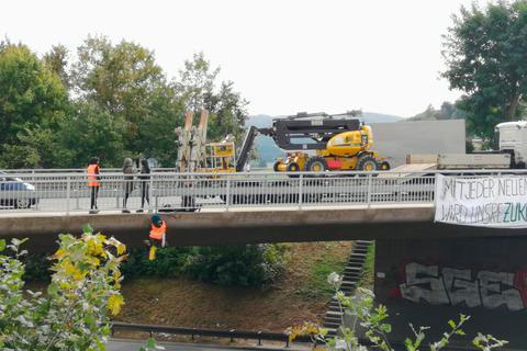 An der Autobahnbrücke an der Pfefferhöhe in Alsfeld haben sich Aktivisten auf die Autobahn abgeseilt. Foto: Becker 