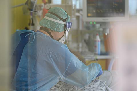 Ein Intensivpfleger ist auf einer Covid-19 Intensivstation mit der Versorgung von Corona-Patienten beschäftigt. Symbolfoto: dpa