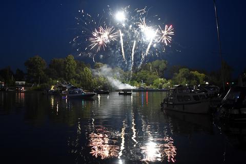 Auch an diesem Wochenende soll es beim Schiersteiner Hafenfest wieder Feuerwerk geben.  Archivfoto: Verschönerungsverein Schierstein
