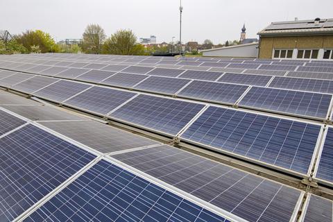 Ob großflächige Photovoltaikanlagen oder viele kleinere auf den Dächern von Wohnhäusern: EWR steigt mit dem Kauf des Unternehmens Silithium auch in den Vertrieb solcher Anlagen ein.