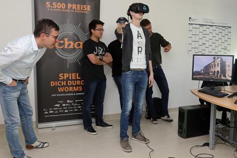 Hochschul-Student Marcel Schader (mit VR-Brille) taucht gerade in die virtuelle Realität ein.Foto: photoagenten/Christine Dirigo  Foto: photoagenten/Christine Dirigo