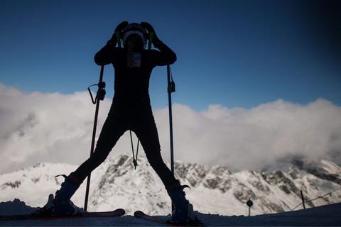 Damit dem sicheren Ski-Vergnügen nichts im Weg steht, sollten Wintersportler und -sportlerinnen laut DSV vorab unter anderem ihre Ausrüstung checken und regelmäßig das Material überprüfen. Symbolfoto: dpa