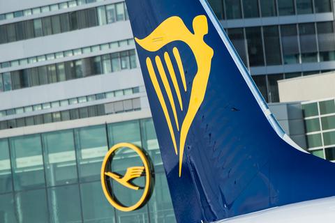 Eine Maschine der Flugesellschaft Ryanair, eigentlich auf dem Weg von Dublin nach Krakau, ist außerplanmäßig in Berlin gelandet. Symbolfoto: Andreas Arnold/dpa 