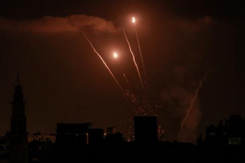 Raketen werden von der islamistischen Hamas aus Gaza-Stadt in Richtung Israel abgefeuert. Foto: dpa