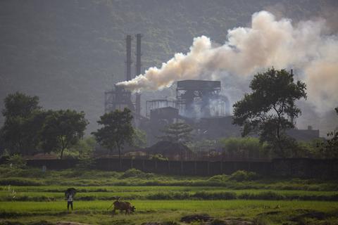 Rauch steigt aus einem mit Kohle betriebenen Stahlwerk im indischen Dorf Hehal in der Nähe von Ranchi im östlichen Bundesstaat Jharkhand. Foto: dpa