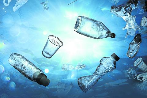 Im Meer schwimmende Plastikflaschen. Foto: Romolo Tavani - stock.adobe