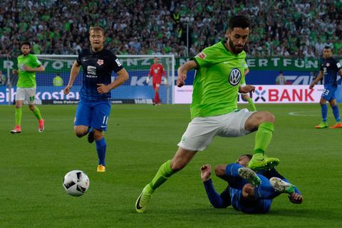 Wolfsburgs Yunus Malli (oben) und Braunschweigs Mirko Boland kämpfen um den Ball. Foto: dpa