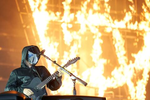 Frontmann Matthew Bellamy trat mit der britischen Rockband "Muse" auf der Hauptbühne des Festivals Rock am Ring auf. Foto: dpa