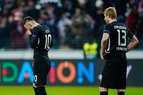 Zwei enttäuschte Eintrachtler: Filip Kostic und Martin Hinteregger nach der Niederlage gegen Vitoria Guimaraes. Foto: dpa