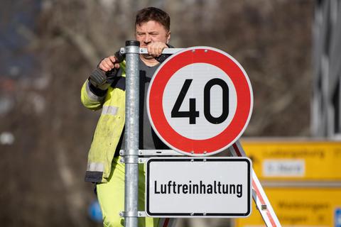 In Stuttgart heißt es seit einigen Monaten auf fast allen Hauptverkehrsstraßen: Tempo 40. Dennoch gilt dort auch ein Fahrverbot für Euro-4-Diesel und Euro-5-Diesel. Foto: dpa