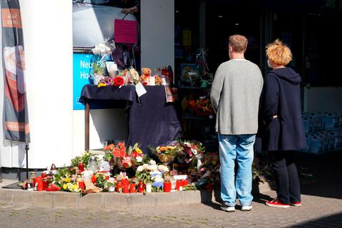 Trauernde Menschen am Tatort in Idar-Oberstein. Die Stadt diskutiert über eine Gedenkveranstaltung. Foto: dpa 