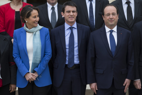 Ein neues Kabinett mit bekannten Gesichtern: Zur Regierung von Manuel Valls (Mitte) gehört jetzt auch Ségolène Royal, auch Präsident Hollande (rechts) kennt sie gut. Foto: dpa