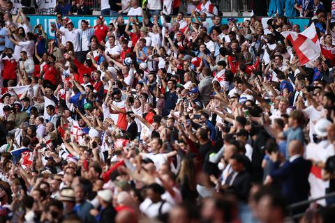 Die Fans feiern beim Finale im Wembley-Stadion in London. Foto: dpa