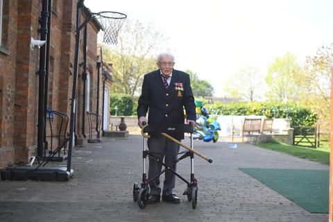 Der 100-jährige Kriegsveteran Tom Moore hat fast 100 Runden mit dem Rollator durch seinen Garten geschafft und so eine Millionenspende für den staatlichen Gesundheitsdienst NHS gesammelt. Foto: dpa