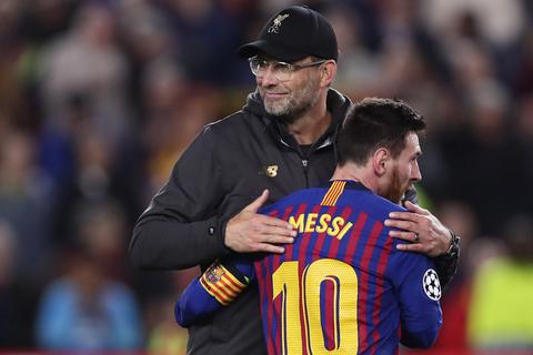 Der Star des Abends und sein Bewunderer: Barca-Stürmer Lionel Messi (vorne) und Liverpool-Trainer Jürgen Klopp. Foto: dpa