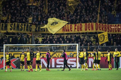 Die Dortmunder Fans halten im Signal Iduna Park ein Banner mit der Aufschrift "Am Samstag zählt zählt es: Alle für den Derbysieg" in die Höhe. Foto: dpa