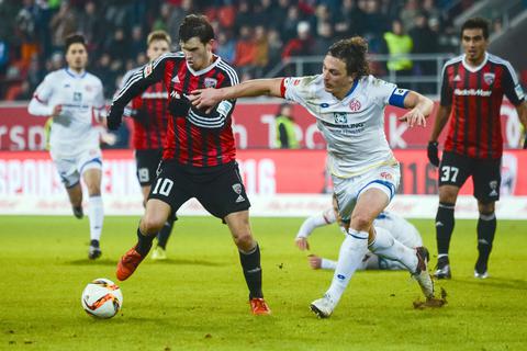 Pascal Groß von Ingolstadt (l) und Julian Baumgartlinger von Mainz kämpfen um den Ball. Foto:dpa