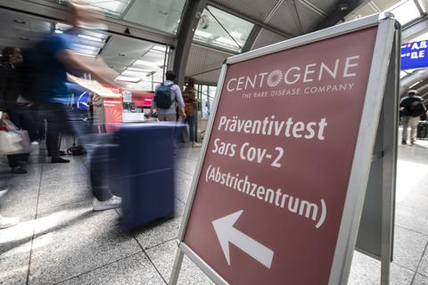 Am Frankfurter Flughafen können sich Reisende in einem Schnelltest-Zentrum auf das Corona-Virus Sars-CoV-2 testen lassen. Foto: EPD/Tim Wegner