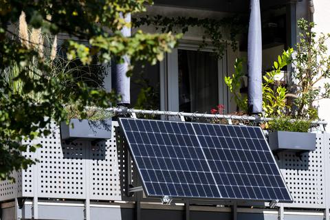 Auch Balkon-Solaranlagen können in Rheinland-Pfalz mit dem neuen Landesprogramm für mehr Klimaschutz in den Kommunen gefördert werden.