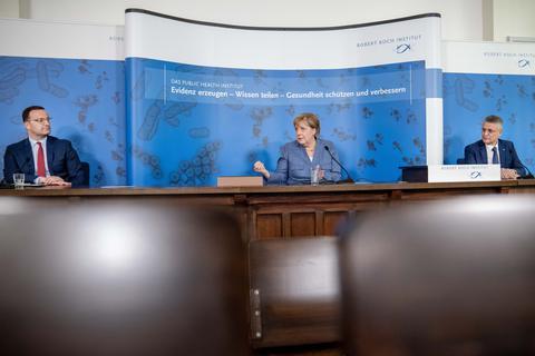 Jens Spahn, Angela Merkel und RKI-Chef Lothar Wieler diskutieren über den Einfluss der Impfkampagne. Foto: dpa