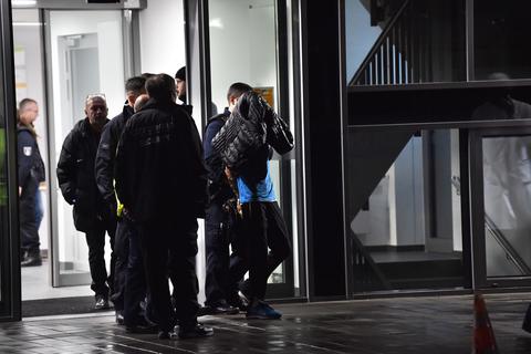 Szene einer Festnahme: Polizisten führen den Mörder an von Weizsäcker am 19. November aus der Schlosspark-Klinik ab. Nun wird ihm der Prozess gemacht.  Foto: dpa