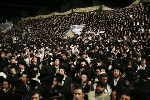Menschen versammeln sich und feiern den jüdischen Feiertag Lag BaOmer auf dem Berg Meron. Bei einer Massenpanik auf einem jüdischen Fest im Norden Israels sind nach Angaben von Rettungskräften mindestens 38 Menschen ums Leben gekommen.  Foto: dpa
